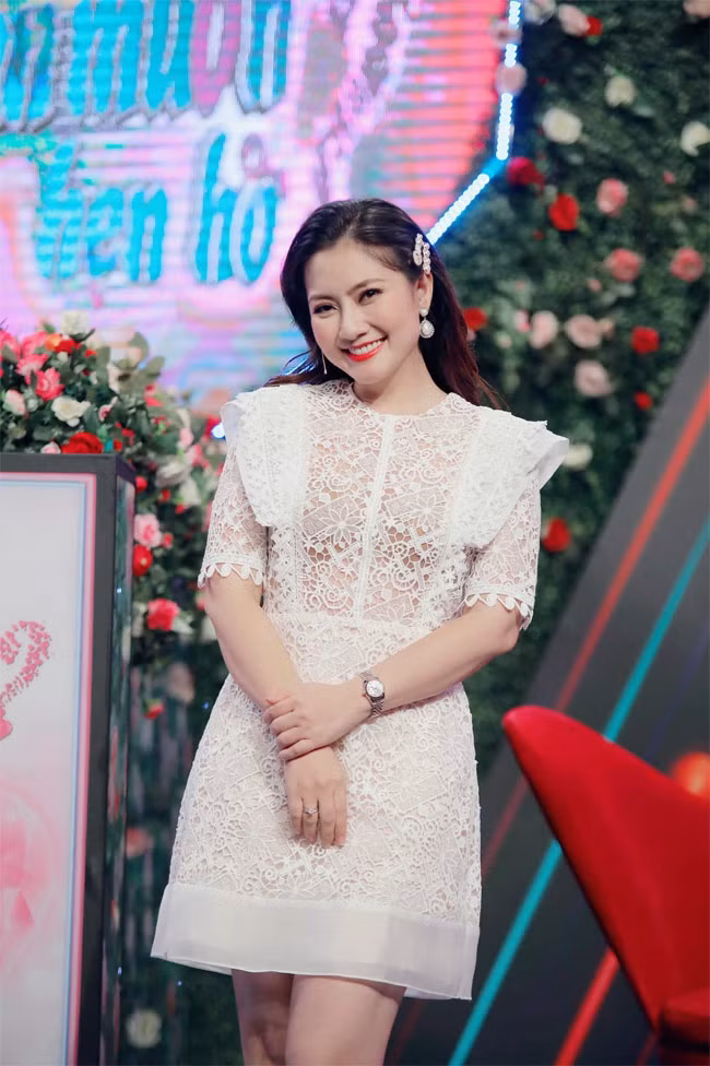 Mới đây Ngọc Lan vừa nhận lời làm MC chương trình "Bạn muốn hẹn hò", thay Hồng Vân. Lên hình, do biết chọn trang phục nên trông Ngọc Lan không bị lộ việc tăng cân.