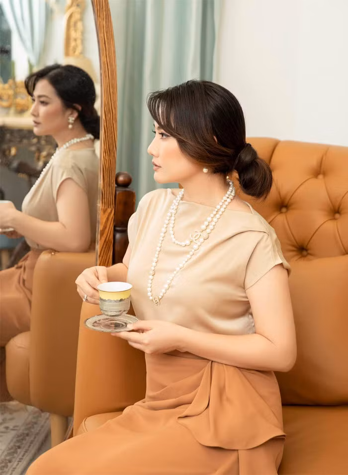 Một lý do nữa khiến bà mẹ một con tăng cân không kiểm soát là do ăn uống thả cửa trong 4 tháng ở Hà Nội đóng phim "Mặt nạ gương".