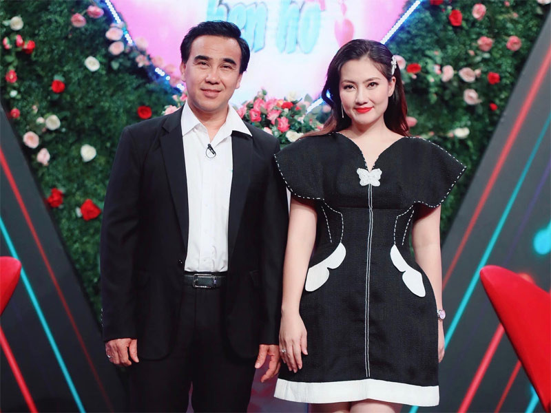 Nữ MC chọn trang phục đen khi lên sân khấu để thon thả hơn.