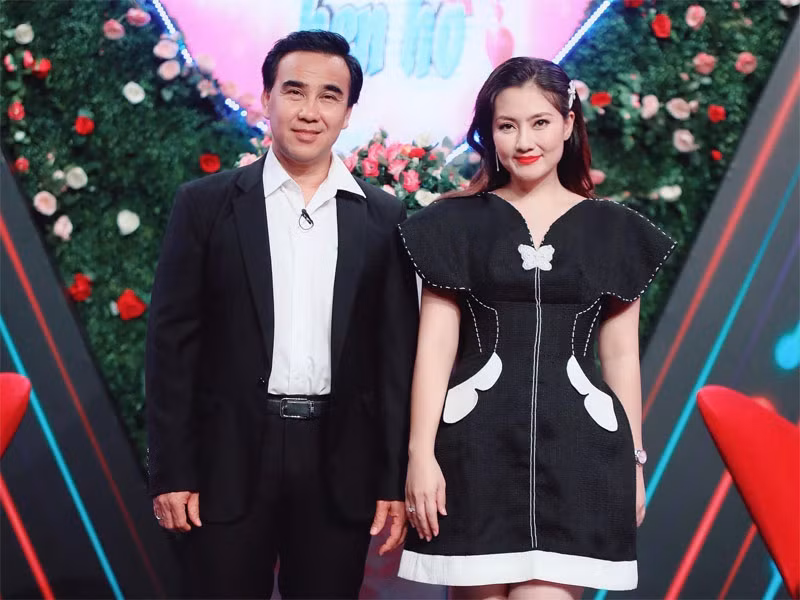 Nữ MC chọn trang phục đen khi lên sân khấu để thon thả hơn.