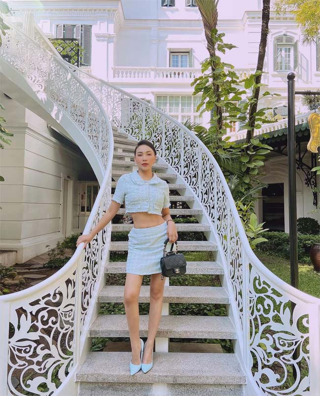 Quỳnh Thư muốn khoe vòng eo thon với áo crop top kết hợp chân juyp ngắn.