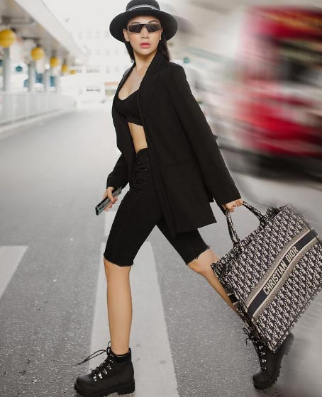 Quần lửng bó kết hợp với áo vest đen, đơn giản nhưng lại rất phong cách.