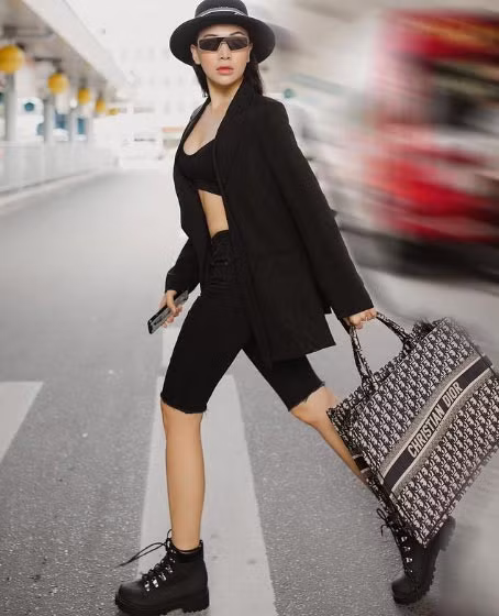 Quần lửng bó kết hợp với áo vest đen, đơn giản nhưng lại rất phong cách.