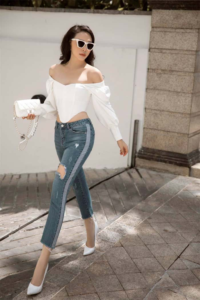 Với chiếc áo trễ vai, cut-out phần eo như thế này, người đẹp sinh năm 1989 khoe vòng eo thon 62cm.