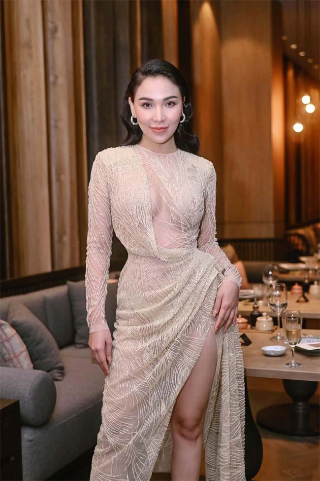 Chiếc váy dạ hội màu nude với thiết kế kiểu nửa kín nửa hở khiến vòng 1 của Quỳnh Thư càng gợi cảm hơn.