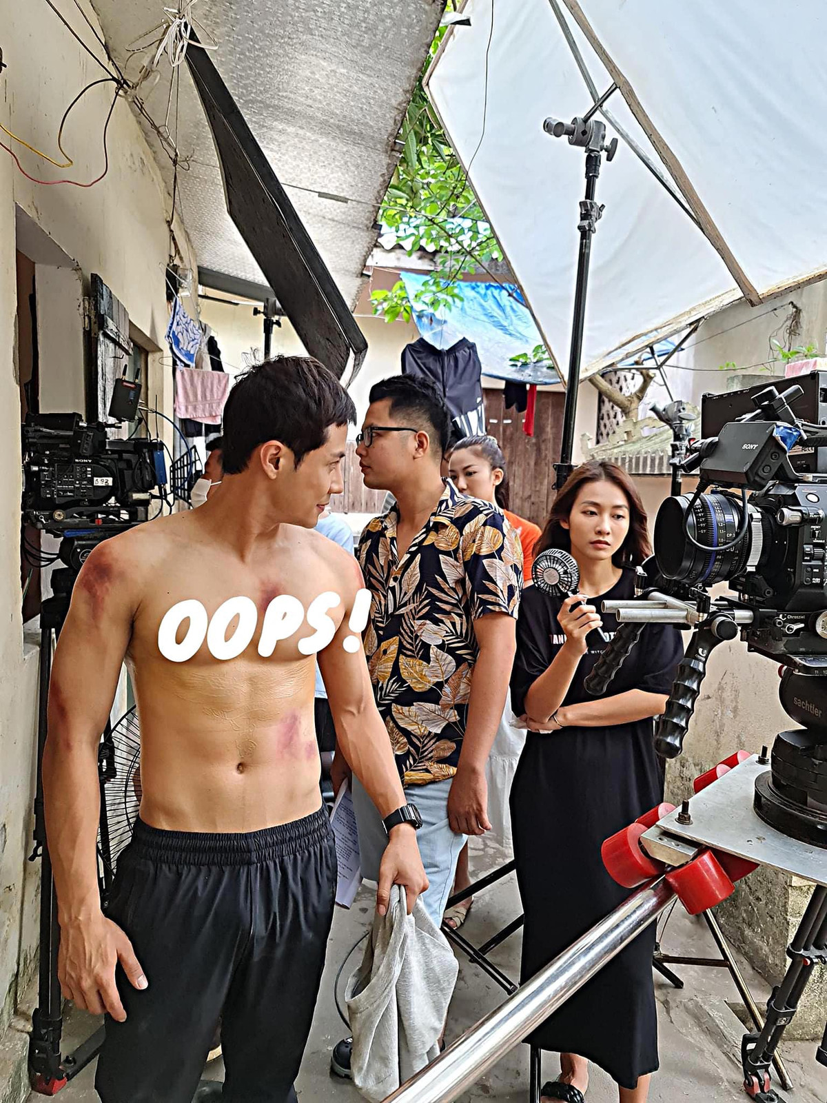 Phim có nhiều phân đoạn cực vui nhộn xoay quanh khu nhà trọ. Trong một bức ảnh hậu trường, Thanh Sơn khiến hội chị em "mất ăn mất ngủ" khi cởi trần khoe body vạm vỡ. Thế nhưng thái độ "thờ ơ" dù đứng trước trai đẹp của Khả Ngân khiến nam diễn viên phải liên tục hờn trách.