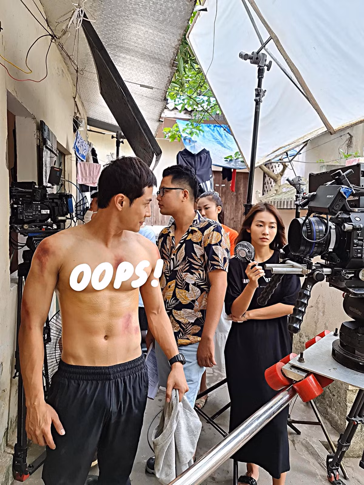 Phim có nhiều phân đoạn cực vui nhộn xoay quanh khu nhà trọ. Trong một bức ảnh hậu trường, Thanh Sơn khiến hội chị em "mất ăn mất ngủ" khi cởi trần khoe body vạm vỡ. Thế nhưng thái độ "thờ ơ" dù đứng trước trai đẹp của Khả Ngân khiến nam diễn viên phải liên tục hờn trách.