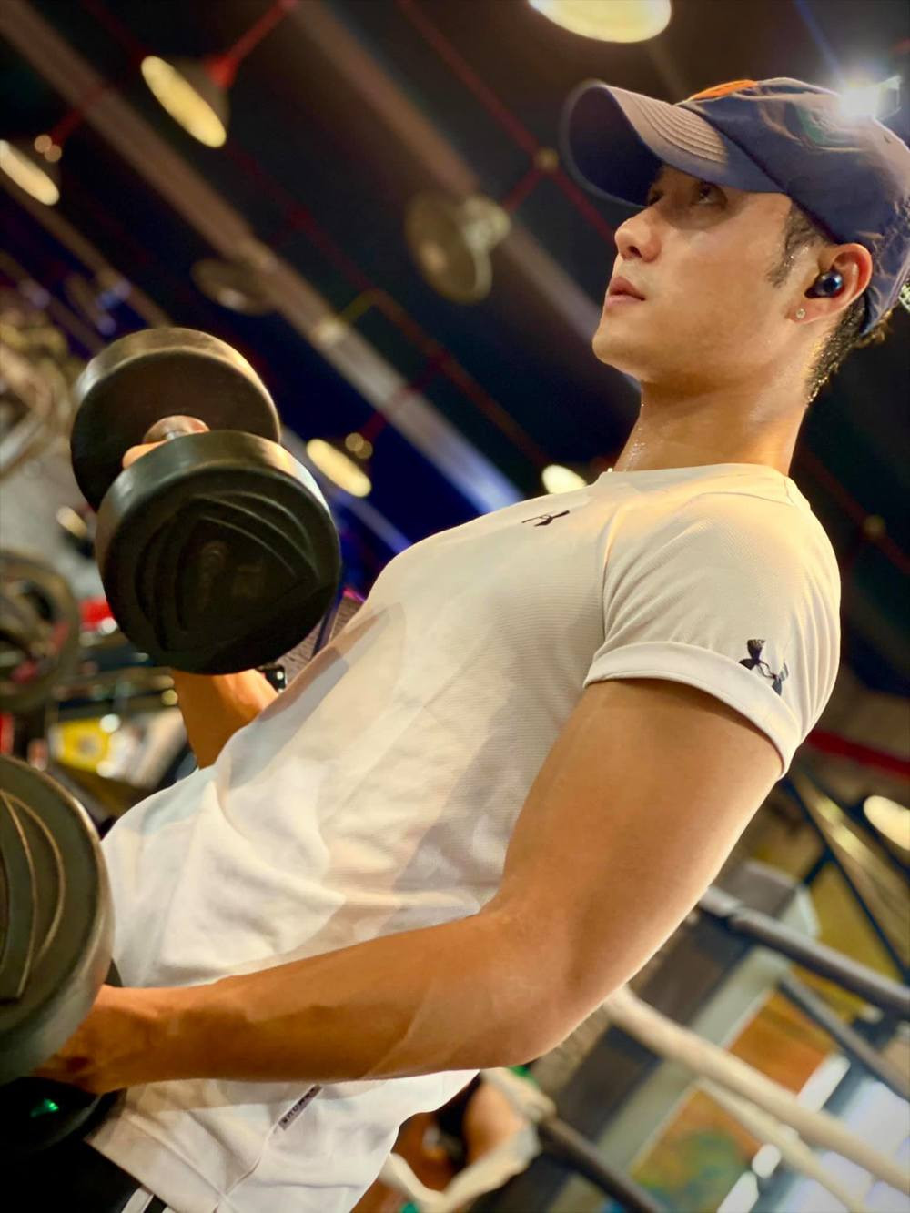 Thanh Sơn chăm chỉ tập luyện thể hình khiến body ngày càng đẹp mướt mắt.