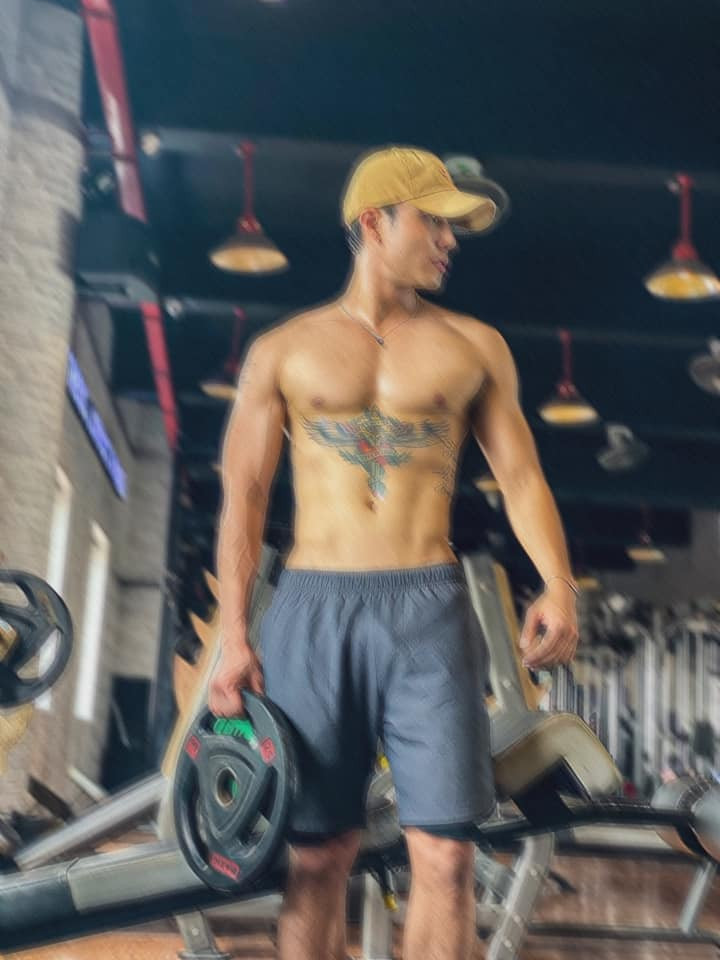 Trong hình ảnh mới của mình, Thanh Sơn phải trầm trồ thán phục khi hình xăm lớn trước ngực của anh được ê-kíp hoá trang che đi một cách tài tình.