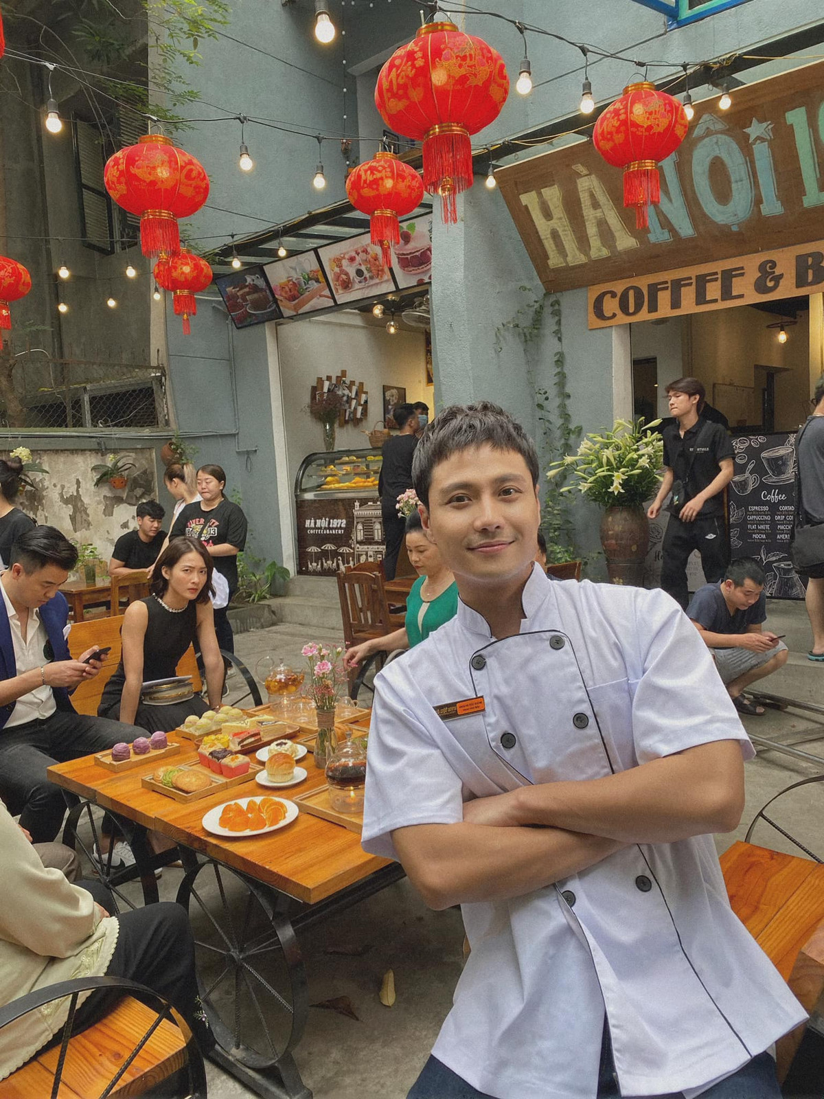 Nam chính "11 tháng 5 ngày" chia sẻ ảnh hậu trường với sự xuất hiện của Khả Ngân, Tuấn Tú...