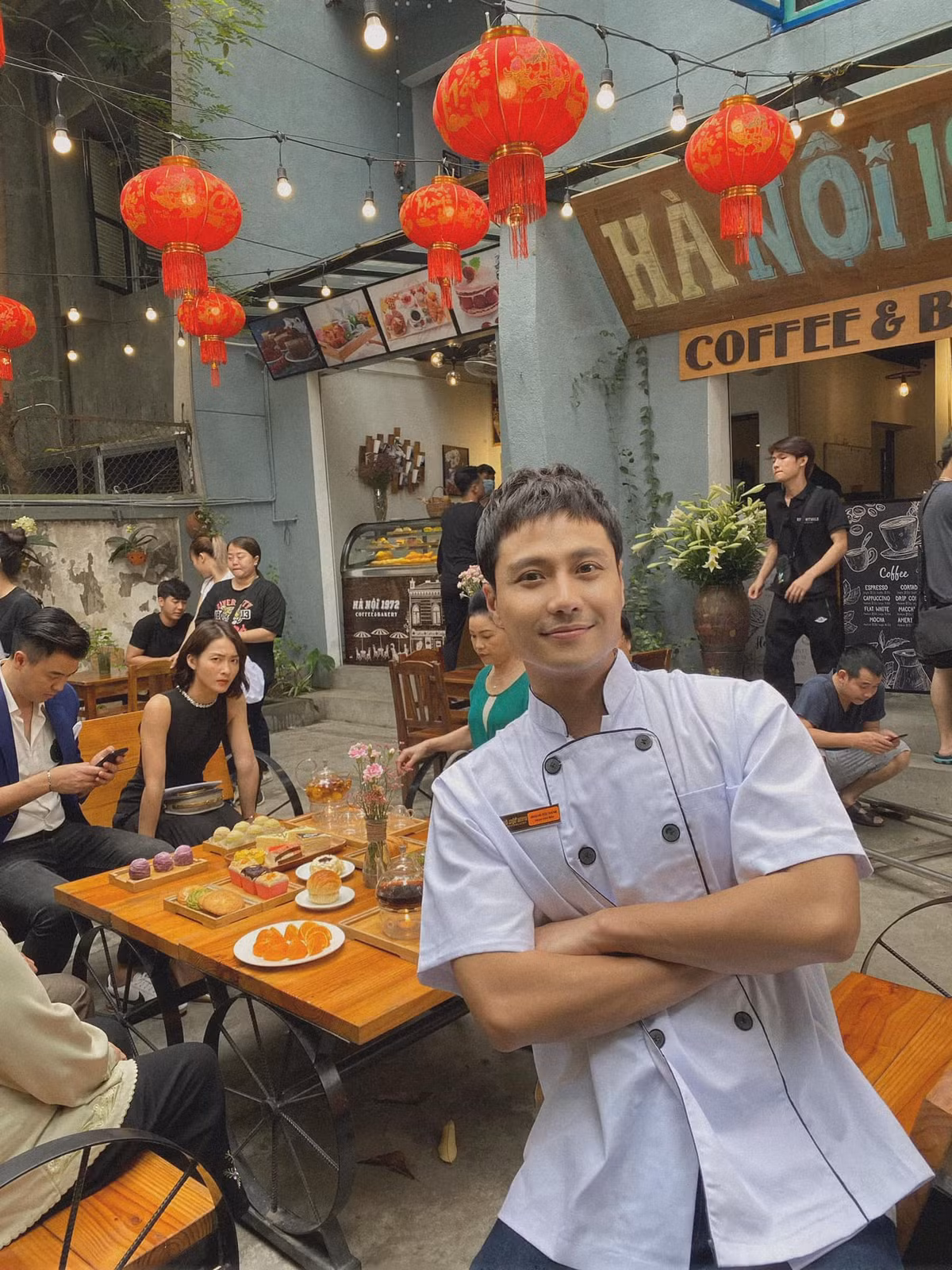 Nam chính "11 tháng 5 ngày" chia sẻ ảnh hậu trường với sự xuất hiện của Khả Ngân, Tuấn Tú...