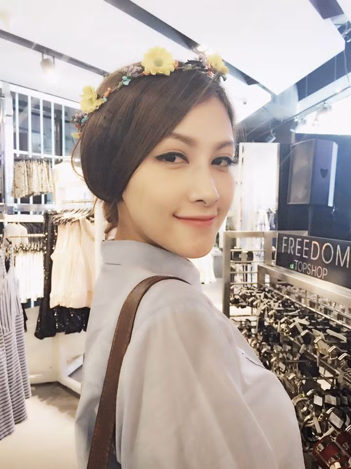 Song song với những công việc trên, Emmy vẫn tiếp tục theo đuổi đam mê thời trang của mình. "Cô gái ngủ gật xinh đẹp như Tây Thi" có gu ăn mặc đẹp, hiện đại, đồng thời cũng sở hữu một shop thời trang được nhiều bạn trẻ Sài thành biết đến.