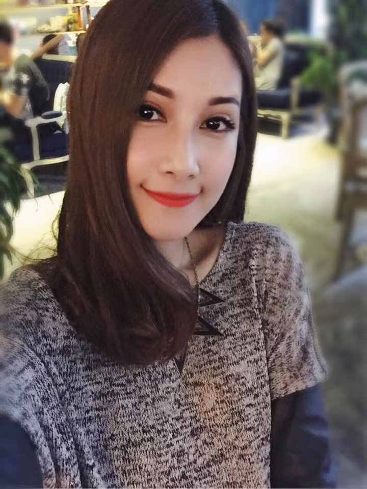 Có đam mê cháy bỏng, Emmy quyết định theo học ngành thời trang tại Australia để phát triển sự nghiệp tương lai. Song song với việc học cô gái cá tính này còn làm thêm công việc dẫn chương trình, làm MC cho Vietface TV, Australia.