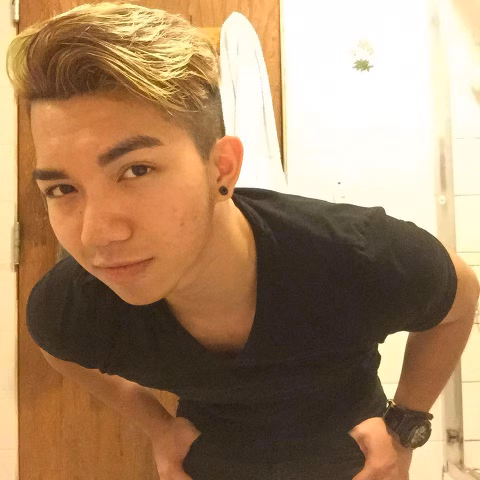 Chia sẻ về chuyện tình cảm, dù biết mình có một cơ thể, thân hình dễ hấp dẫn phái đẹp nhưng Bill Lê lại tự nhận mình là một người “nhát gái”. Nhưng cậu cũng tiết lộ hiện tại đang rất muốn có bạn gái, người yêu để bớt tủi thân sau một thời gian dài làm FA.