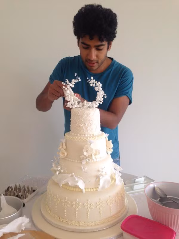 Nhiều bà nội trợ, cả những bà mẹ đã có con cũng rất thích thú khi ngắm nhìn Tamal Ray trổ tài làm bánh và chia sẻ thêm về bản thân mình trên truyền hình. Sự cuồng nhiệt của khán giả khiến bản thân Tamal Ray cảm thấy rất hạnh phúc nhưng nó cũng đem đến cho anh rất nhiều phiền phức.