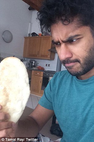 Tamal Ray nói: “Tôi sẽ không có bạn gái, tôi muốn tìm một người bạn trai. Nhưng tại thời điểm này tôi vẫn là kẻ cô đơn”. Tiết lộ gây sốc này tạo nên một biến động lớn trên mạng xã hội, trang cá nhân của chàng đầu bếp tài năng này.