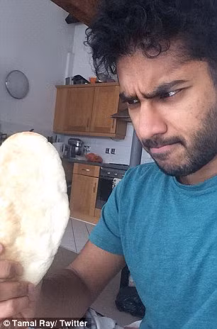 Tamal Ray nói: “Tôi sẽ không có bạn gái, tôi muốn tìm một người bạn trai. Nhưng tại thời điểm này tôi vẫn là kẻ cô đơn”. Tiết lộ gây sốc này tạo nên một biến động lớn trên mạng xã hội, trang cá nhân của chàng đầu bếp tài năng này.