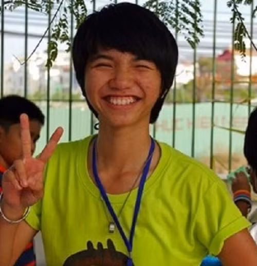 Bill Lê, sinh năm 1996 là 9X người Việt đầu tiên công khai toàn bộ quá trình chuyển giới từ con gái thành con trai của mình thông qua một đoạn quay và dựng cảnh trong nhiều năm. Câu chuyện của Bill Lê – từ một cô gái còi cọc, nhỏ bé sau gần 2 năm chuyển giới và lột xác thành một chàng trai to cao, khỏe mạnh khiến bất cứ bạn trẻ nào cũng phải kinh ngạc.