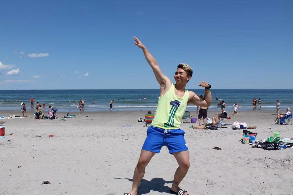 Tiếp đến là giọng nói. Giọng của anh chàng này trầm xuống rất nhiều so với trước đây và dù chưa phẫu thuật, chỉnh sửa phần nào trên cơ thể nhưng nếu chỉ gặp, nhìn và nói chuyện Bill Lê hiện tại, rất ít người có thể tin được cách đây vài năm cậu vẫn là một cô gái nhỏ bé, còi cọc.