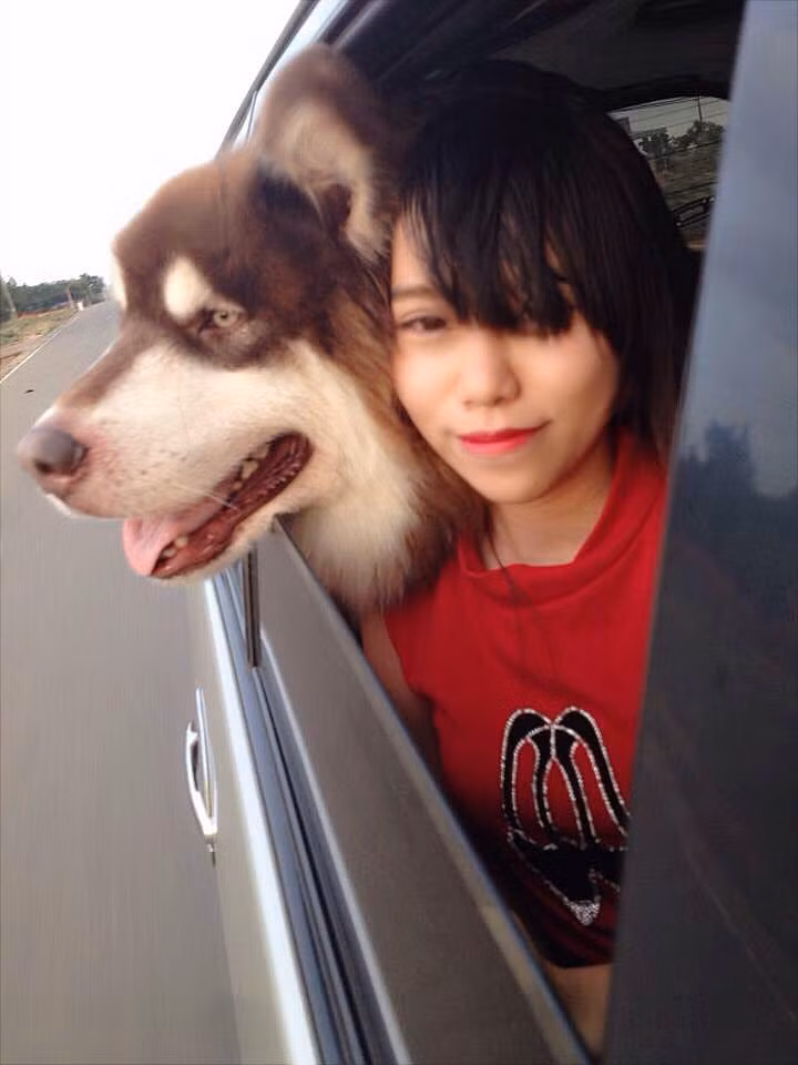 Còn trẻ nên chị Diễm rất thích đưa A Ngưu đi chơi xa. Hai "má - con" cũng thường chụp ảnh "tự sướng" với nhau trong mỗi lần đi chơi. Dù đặc biệt yêu quý anh Thiện nhưng khi chị Diễm bị bắt nạt hay gặp nguy hiểm, A Ngưu cũng có phản ứng giống hệt lúc bênh anh Thiện.