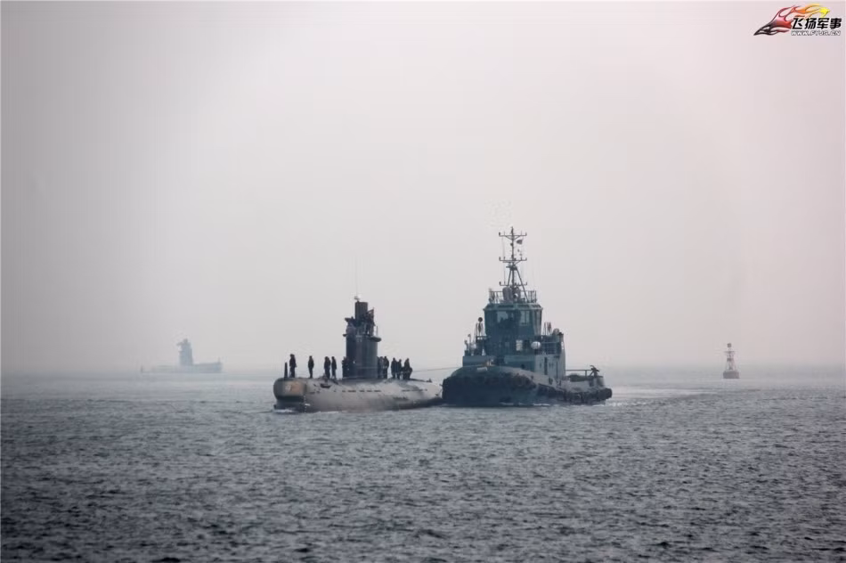 Mạng Sina mới đây đăng tải loạt ảnh hai tàu ngầm Type 035G của Trung Quốc được cho là đang hoàn tất các thử nghiệm trên biển trước khi bàn giao cho Hải quân Bangladesh. Nguồn ảnh: FISH.cn