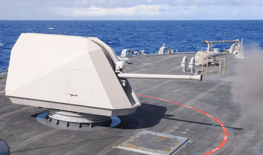 Tuy nhiên, về mặt hỏa lực, chiến hạm LCS-7 được nâng cấp mạnh hơn so với các tàu trước đó. Cụ thể, hỏa lực pháo 57mm Mk110 và tên lửa phòng không RIM-116 RAM vẫn được giữ nguyên…Nguồn ảnh: Wiki