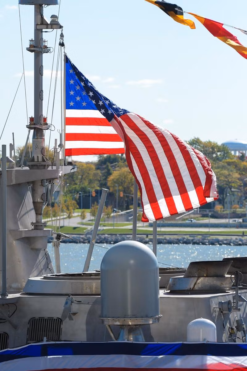 Quốc kỳ Mỹ tung bay trên thượng tầng tàu chiến đấu ven biển USS Detroit (LCS-7). Nguồn ảnh: Sina