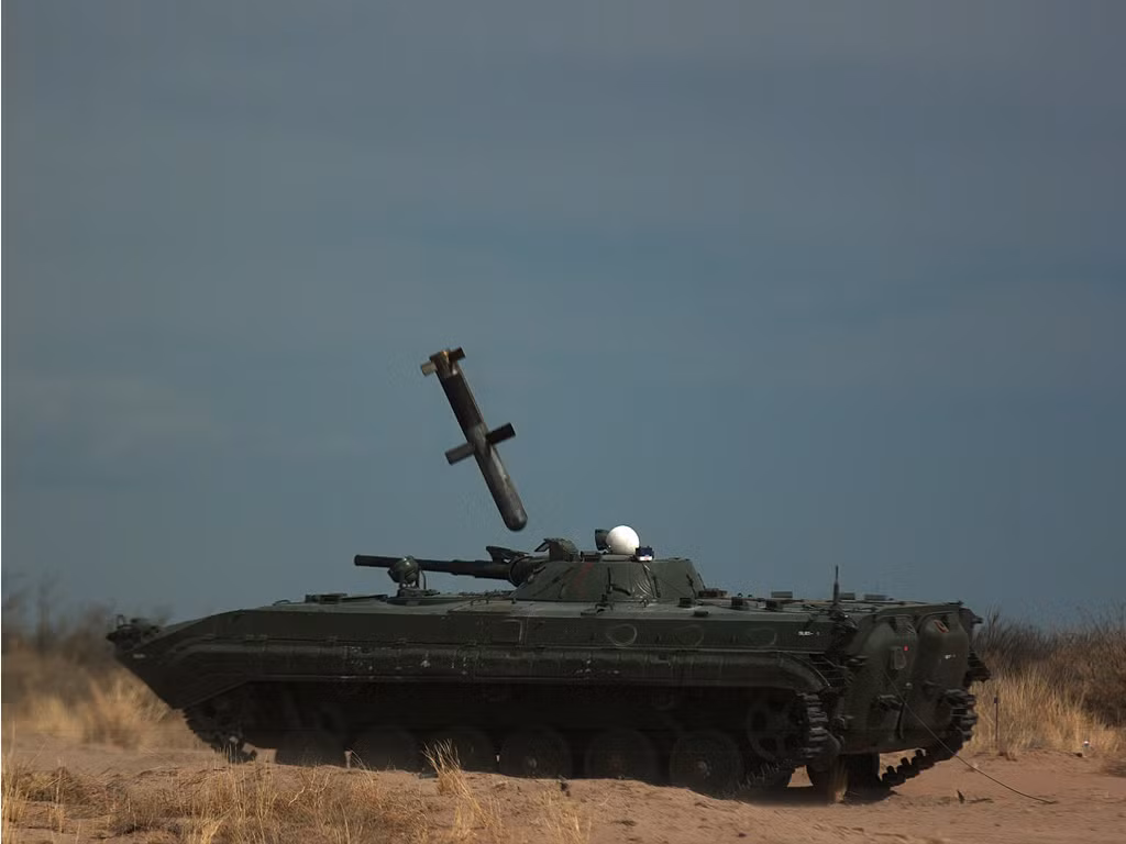 Mỗi quả PAM có trọng lượng 53kg, dài 1,5m, động cơ rocket có chỉnh hưởng véc tơ, dẫn đường 3 chế độ (GPS/INS; đầu dò laser bán chủ động và đầu dò hồng ngoại), tầm bắn 40km. Nguồn ảnh: Wiki