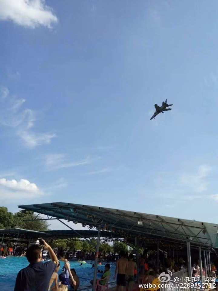 Một số trang mạng của người Trung Quốc ở nước ngoài vừa cho đăng tải loạt hình ảnh hiện trường máy bay tiêm kích-bom JH-7A của Không quân Trung Quốc gặp nạn hôm 21/10 tại thành phố Liễu Châu, tỉnh Quảng Tây. Ảnh: Khoảng khắc chiếc JH-7A đang chúc xuống đất được hàng trăm người dân ghi lại. Nguồn ảnh: Weibo