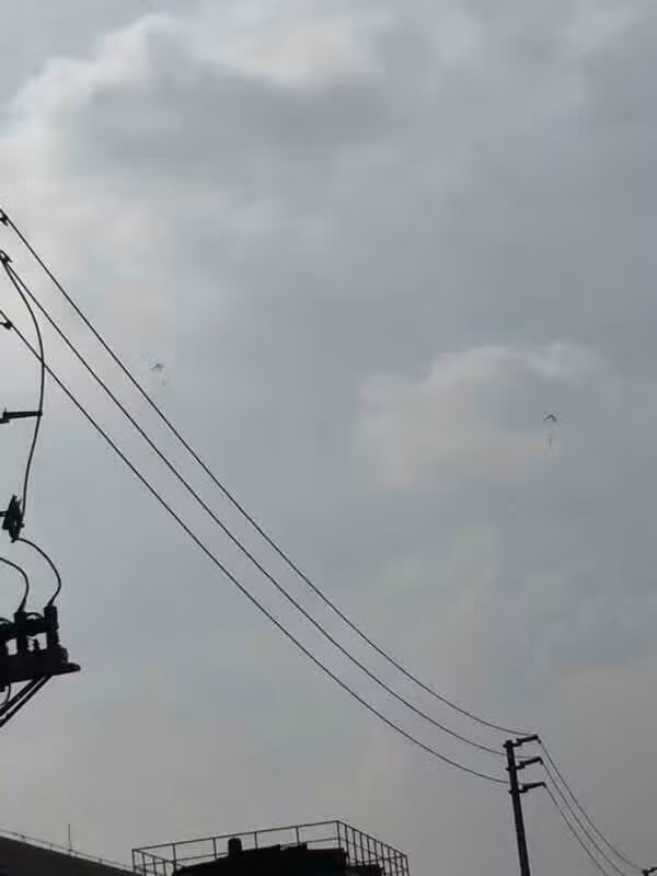 Hai phi công trên chiếc JH-7A đã nhảy dù thành công, không có ai thiệt mạng. Nguồn ảnh: Weibo