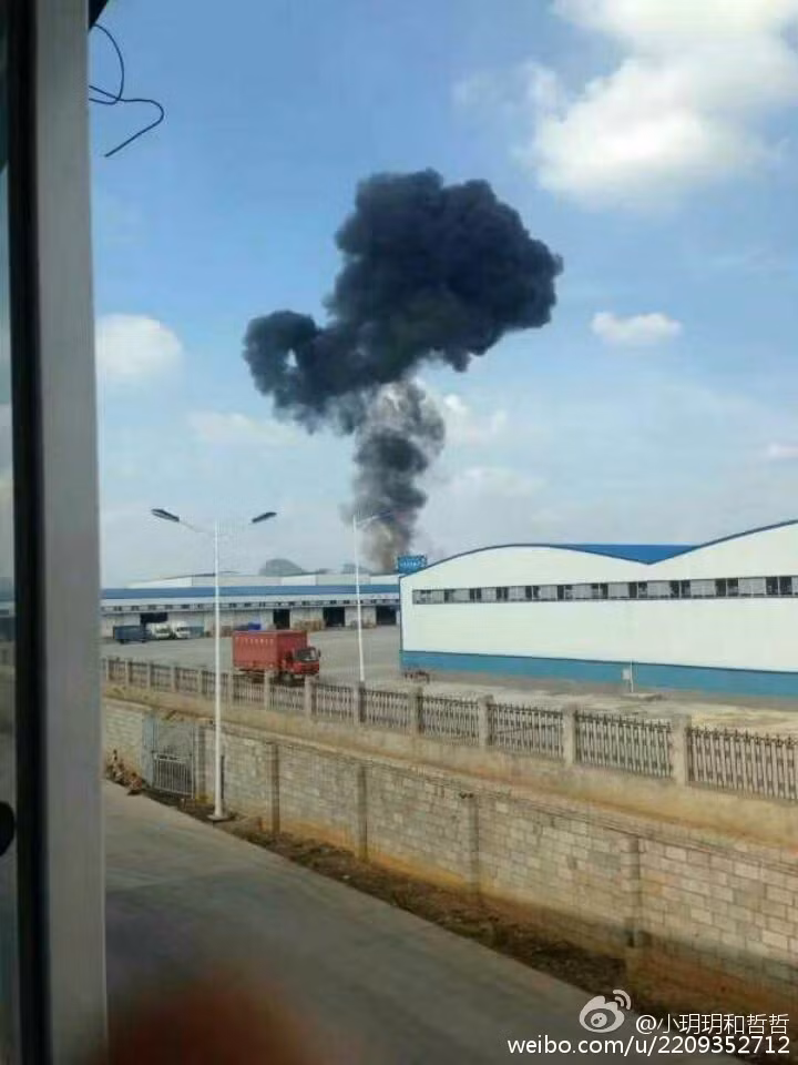Mạng eastpendulum cho biết, thời điểm xảy ra vụ tai nạn, bộ phận càng - bánh trên máy bay được thả xuống cho thấy có khả năng nó vừa cất cánh lên hoặc là đang hạ cánh xuống sân bay thì gặp sự cố. Ảnh: Cột khói bốc cao thời điểm chiếc máy bay JH-7A đâm xuống đất. Nguồn ảnh: Weibo