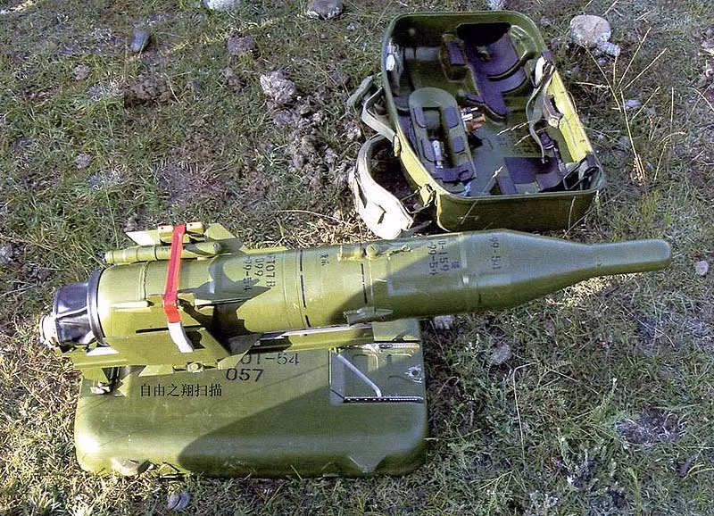 Ngoài ra, các mẫu tên lửa 9M14 Malyutka sản xuất sau năm 1990 đều được nâng cấp lên hệ dẫn đường bán tự động SACLOS đảm bảo độ chính xác cao hơn, không phụ thuộc nhiều vào kỹ năng của pháo thủ. Qua đó, 9M14 Malyutka vẫn được đánh giá là hoàn toàn có thể đáp ứng được nhiệm vụ tác chiến trong chiến tranh hiện đại. Chẳng thế mà không chỉ Việt Nam mà nhiều quốc gia trên thế giới, trong đó có cả Trung Quốc vẫn sử dụng Malyutka hay AT-3. Nguồn ảnh: Wiki