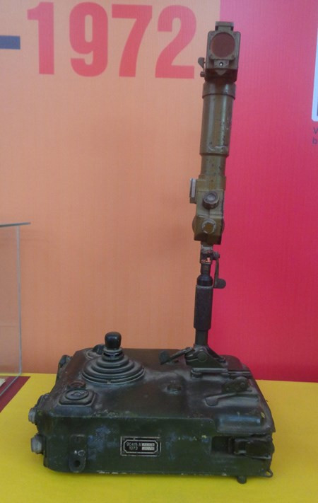 Trong ảnh là bệ điều khiển tên lửa 9S415 của pháo thủ Lê Văn Trung sử dụng trong kháng chiến chống Mỹ. Trong trận đánh Ái Tử vào tháng 4/1972, pháo thủ Trung bằng bệ này đã dẫn đường cho 16 quả tên lửa, diệt 13 xe tăng địch và 3 sở chỉ huy. Với chiến công đó, Lê Văn Trung được tuyên dương danh hiệu Anh hùng LLVT nhân dân. Nguồn ảnh: báo QĐND