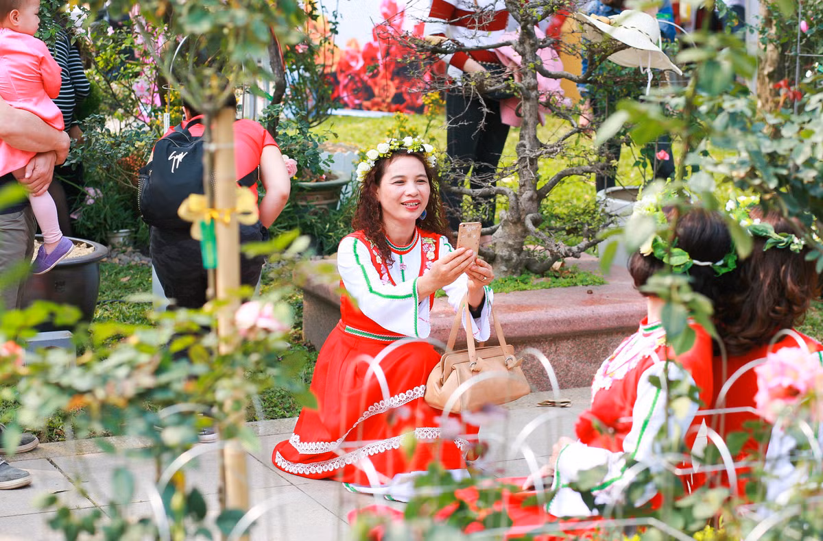 Tuy nhiên, tại nơi tổ chức lễ hội hoa hồng, dù còn nhiều điểm chưa hài lòng nhưng nhiều vị khách, đặc biệt là những người phụ nữ, các cô gái trẻ… vẫn rất chăm chỉ, chịu khó tạo dáng, “tự sướng” để có được những tấm hình ưng ý.