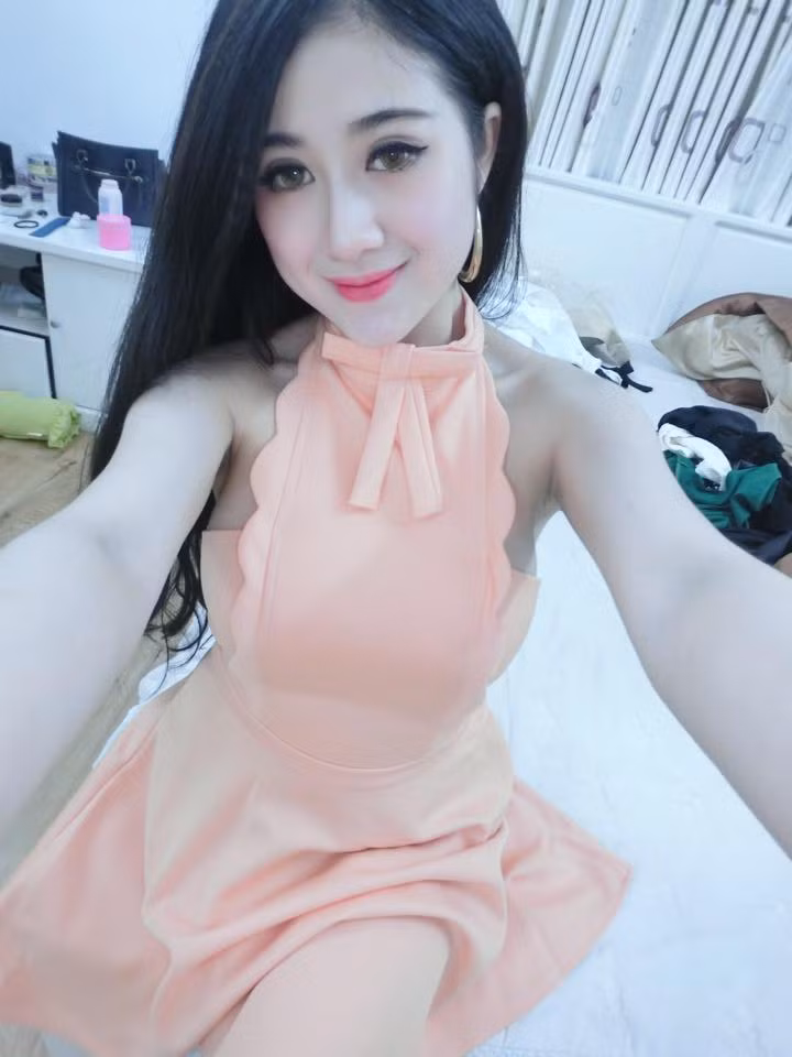 Dự định trong tương lai của mình, hot girl xinh đẹp Miu Miu cho biết: “Đam mê lớn nhất của mình là ‘marketing online’ thời trang và mỹ phẩm… Nên mình sẽ kiếm đủ tiền để mở một công ty thiết kế thời trang và phụ kiện cho giới trẻ, cũng như mở một hệ thống bán sỉ và lẻ mỹ phẩm trên toàn quốc. Rất mong những kế hoạch và dự định này sẽ thành công”.