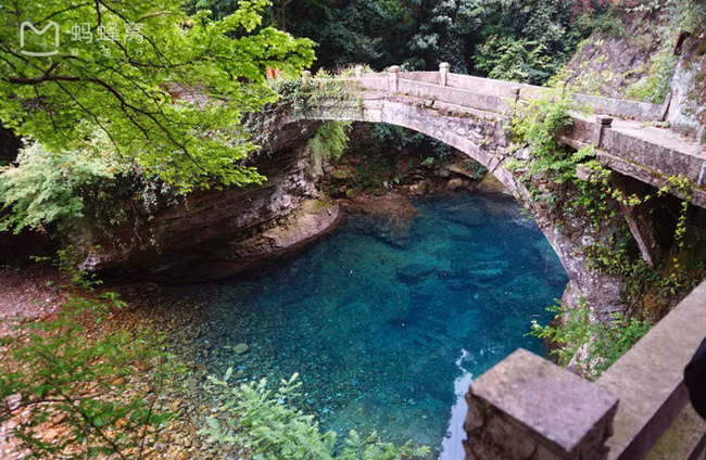 Dưới đáy Tuyệt tình cốc có đầm Tiểu Long nước màu xanh biếc, giống như màu nước hồ ở Tuyệt tình cốc Hải Phòng.