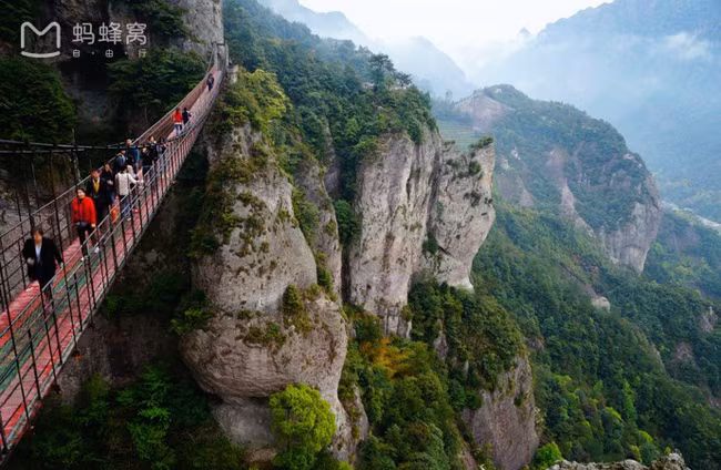 Tuyệt tình cốc Trung Quốc là một nơi được sáng tạo ra trên nền tư tưởng Đạo Giáo, có suối nguồn uốn khúc bí ẩn, rừng trúc sâu thẳm, tảng đá đầu Cốc như muốn nói lời tuyệt thế với nhân gian. Bữa sáng nơi đây được dùng với cây cỏ hoa nấm mọc tự nhiên – không khác nào cuộc sống chốn Đào Viên.