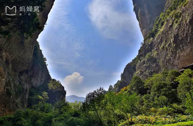 Nếu có dịp ghé thăm nơi đây, du khách hãy dừng chân nơi tiên cảnh, đắm chìm giữa thiên nhiên hữu tình, được coi là “ngọn núi phía Đông Nam đầu tiên” – nổi tiếng vì sự kỳ ảo non nước nơi đây.