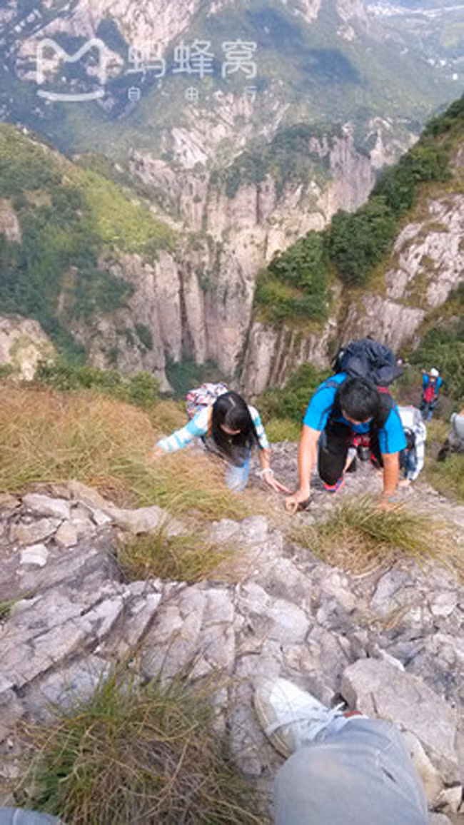 Hoặc du khách có thể thử chinh phục bản thân bằng cách leo núi như thế này.