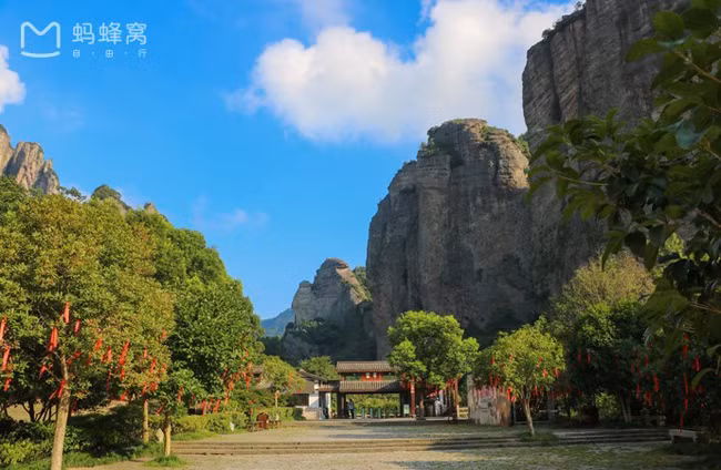 Tương truyền rằng cốc chủ là bậc tổ tiên Công Tôn Chỉ làm quan thời Đường, sau thời lạc loạn nên rời đến Tuyệt Tình Cốc.