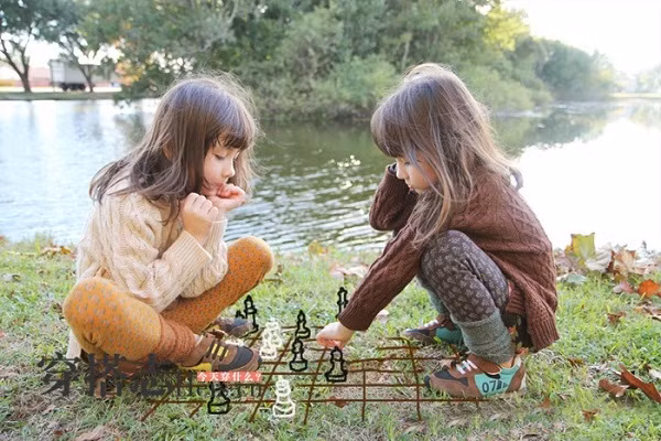 Cả hai được mời làm mẫu ảnh cho nhiều thương hiệu thời trang nhờ gương mặt cuốn hút và thần thái xuất sắc dù còn rất nhỏ tuổi.