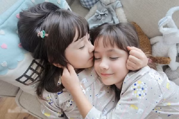 Chào đời vào năm 2005, hình ảnh của cặp chị em song sinh Naomi và Lisa ngay từ những ngày còn bé đã khiến dân tình Hàn Quốc điên đảo bởi vẻ đẹp lai như thiên thần. Nét đẹp lai Mỹ - Hàn của hai cô bé cực nổi tiếng trong giới Ulzzang ở Hàn Quốc (thuật ngữ dùng để chỉ những bạn trẻ xinh đẹp nổi bật, có phong cách thời trang, make-up,… tạo ảnh hưởng mạnh tới giới trẻ Hàn Quốc).