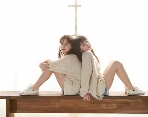 Bẵng đi một thời gian, hai cô bé đáng yêu nay đã bước sang tuổi 12. Nét đẹp pha giữa chút con nít và trưởng thành của Naomi và Lisa một lần nữa 'gây bão' cộng đồng mạng.