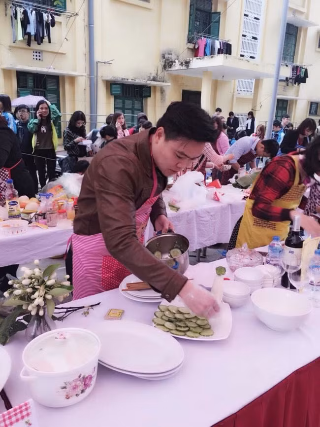 Mới đây, Facebooker có tên N.K.T đã "khoe" thầy giáo của mình bằng những hình ảnh các món ăn vô cùng đẹp mắt, là thành phẩm của thầy khi tham gia một cuộc thi nấu ăn ở trường, với chủ đề "Hương vị tháng 3", nhằm tôn vinh những người phụ nữ và thầy đã đoạt giải nhất.