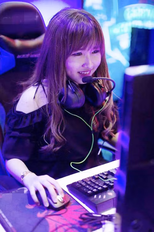 “Mình không muốn phí 4 năm theo đuổi ngành học không yêu thích trong khi đã tìm thấy đam mê của bản thân”, Uyên nói. Quyết định lạ lùng của cô gái Đồng Tháp xinh đẹp bị gia đình phản đối dữ dội. Cô bị xem là đứa con hư suốt thời gian dài khi bỏ đại học để tối ngày chơi điện tử. Ngay cả bạn bè cùng trang lứa cũng không hiểu bản chất của một streamer, nhìn cô với ánh mắt nhạo báng và khinh bỉ. “Ai từng bước vào quán game chắc chắn đều từng nghe tiếng la hét, chửi bới tục tĩu. Có lẽ, vì thế mà người ta áp đặt cứ chơi game là hư hỏng", Uyên chia sẻ.