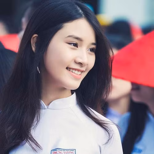 Diện áo dài trắng, đội nón lá đỏ, mái tóc đen dài buông xõa – chùm ảnh về nữ sinh có nụ cười đẹp đến nao lòng trên phố đi bộ” được dân mạng truyền tay nhau rộng rãi vào đúng ngày 8/3.