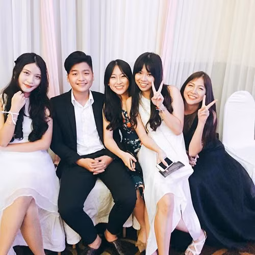 Bảo Trân cao 1m65, sở hữu gương mặt sáng và mái tóc dài mượt. Gu thời trang trẻ trung, năng động càng tôn lên những nét đặc biệt của nữ sinh Sài thành.