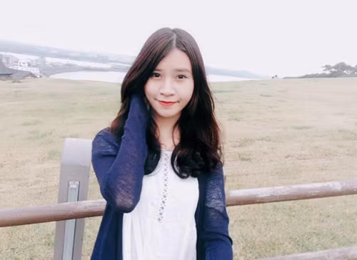 Nữ sinh 15 tuổi xinh đẹp trong những khoảnh khắc đời thường.