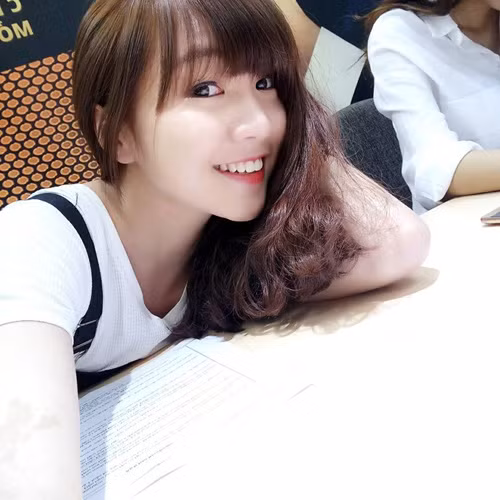 Mỗi lần Sơn Tùng MTP ra MV mới là giới trẻ lại rộ lên trào lưu cover. Cũng từ đó, hàng loạt cái tên lạ bất ngờ được dân mạng chú ý đến. Trong rất nhiều bản cover Nơi này có anh Sơn Tùng MTP, clip của cô gái xinh đẹp có tên Trần Huỳnh Như (22 tuổi, TP.HCM) được chú ý hơn cả.