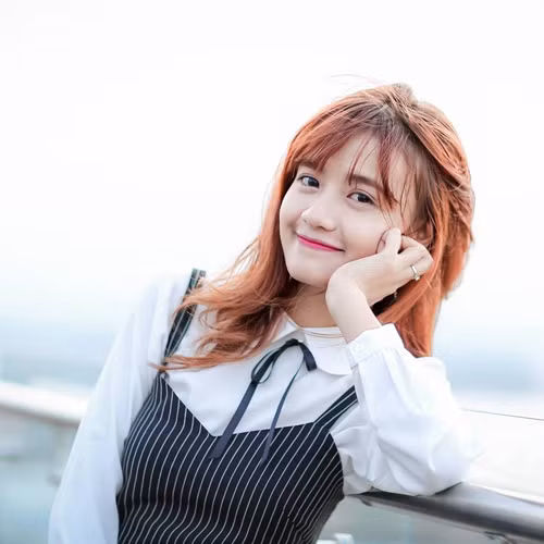 Trước khi nổi tiếng với danh xưng “bạn gái màn ảnh” của Sơn Tùng, Võ Ê Vo (sinh năm 1995) đã được biết đến với loạt clip cover hit của giọng ca Thái Bình như: “Không phải dạng vừa đâu”, “Khuôn mặt đáng thương”, “Em của ngày hôm qua”…